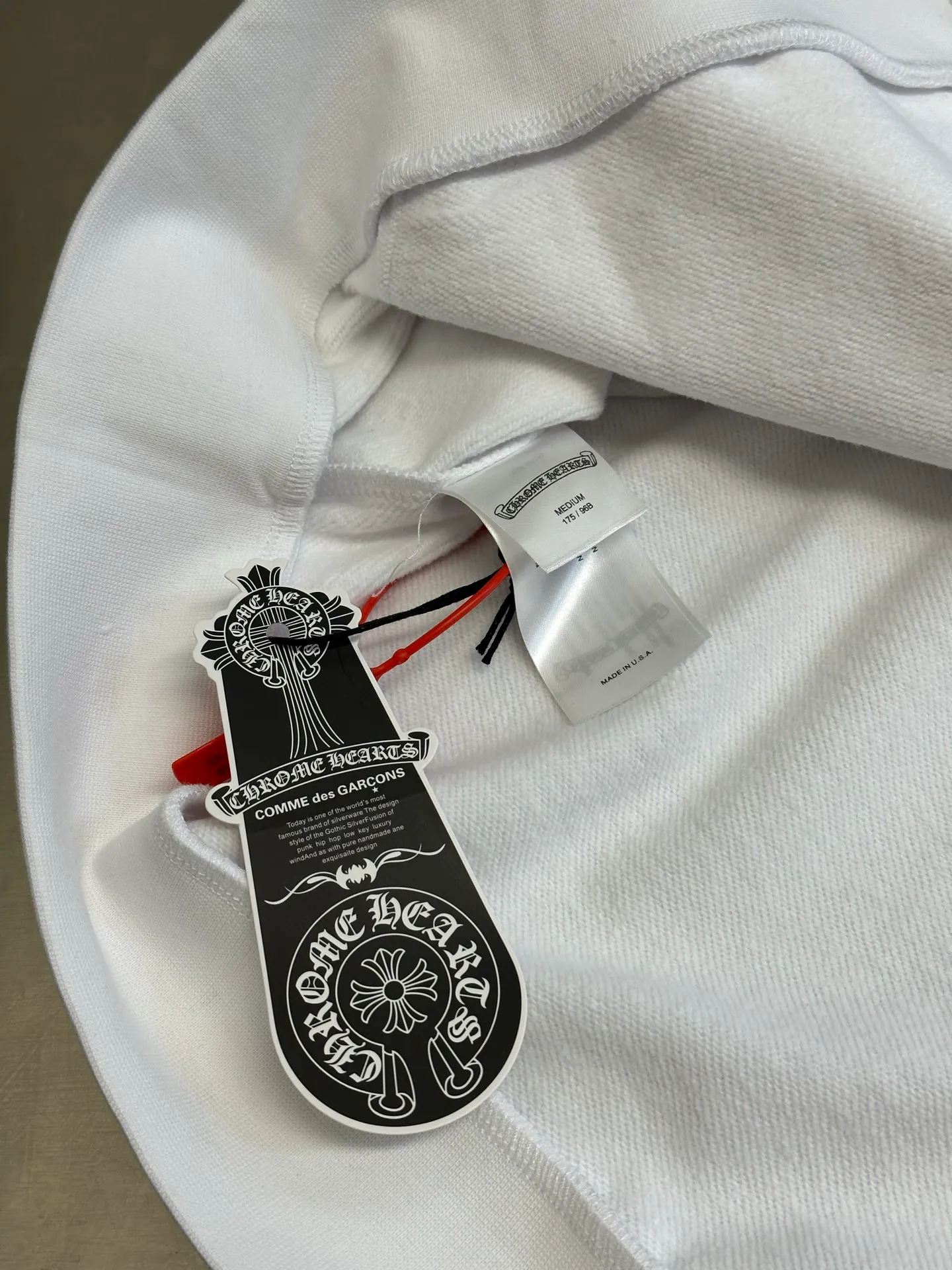 P470 Chrome Hearts Chrome Hearts Printed Zipper Sweatshirt Customized with soft cloud-like 100% cotton velvet feel sweatshirt fabric, Western Gothic text is embellished on the chest, controlling the visual focus and extending vertically from the wrist to the shoulder line. A wonderful touch to break up the monotony of sweatshirts. The zippered hooded silhouette deconstructs the lazy drape carrying suede. When the Gothic font meets all white, it not only retains the coldness of the Gothic, but also dissolves the depression of darkness with the purity of white.  Glue printing is used. The printing is modified by the film screen three times. The glue liquid paint is used to print the pattern on the fabric, and the fabric is baked to fix the printed pattern. Size: s m l xl